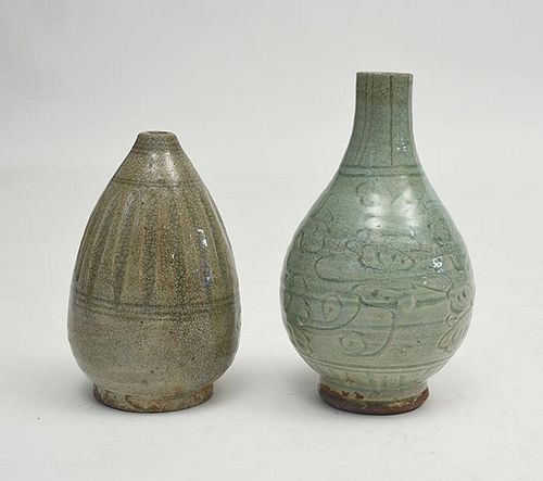 TWO EARLY CHINESE CELADON GLAZED 38a406