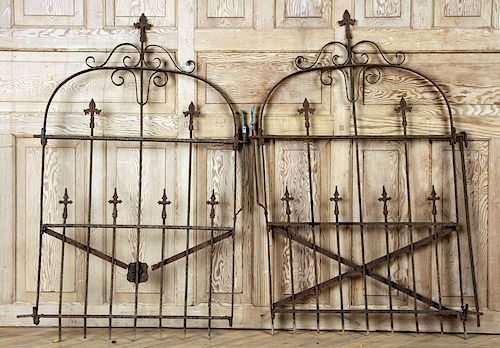 A LOT OF TWO WROUGHT IRON GARDEN 38a982