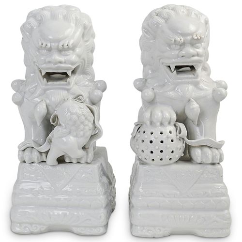 CHINESE WHITE GLAZED CERAMIC FOO