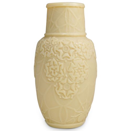 STEUBEN IVORY SPIDER PATTERN VASEDESCRIPTION  38e5dd