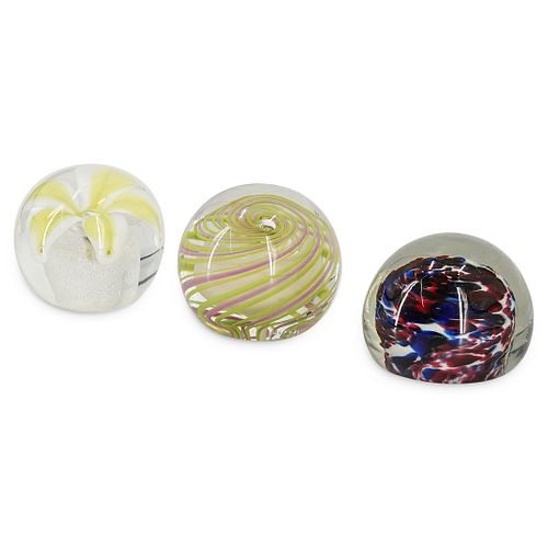 (3PC) ART GLASS PAPERWEIGHT COLLECTIONDESCRIPTION: