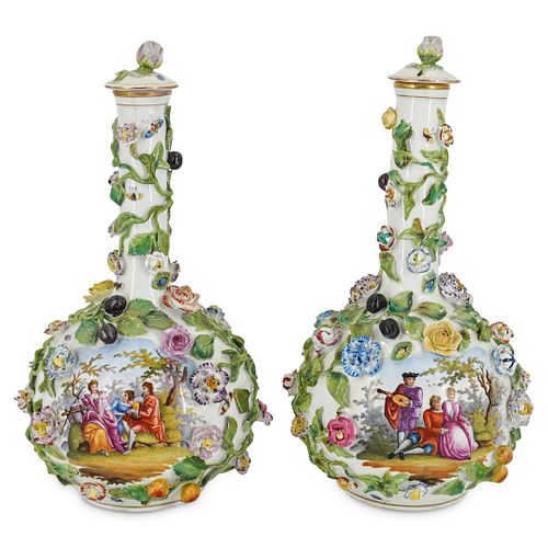 ANTIQUE MEISSEN PORCELAIN URNSDESCRIPTION: