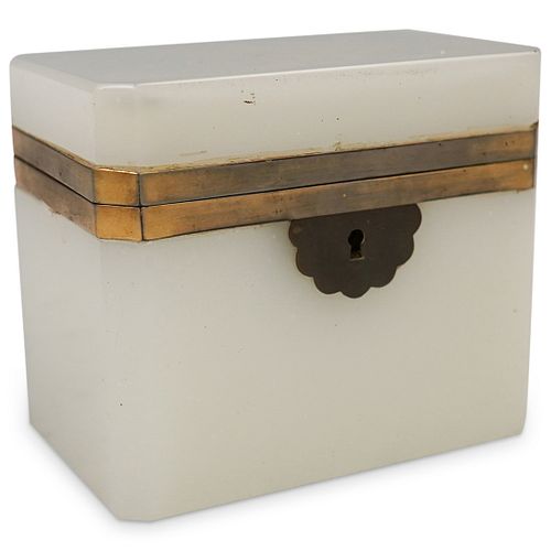 FRENCH WHITE OPALINE GLASS BOXDESCRIPTION  38fd87