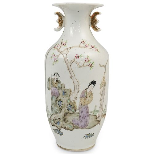 ANTIQUE CHINESE PORCELAIN VASEDESCRIPTION: