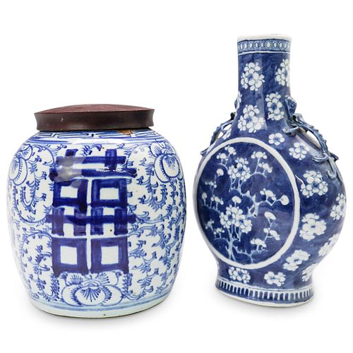  2 PC CHINESE BLUE AND WHITE PORCELAIN 390090