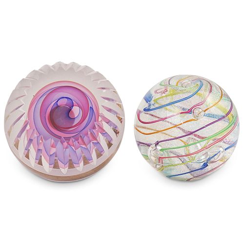  2 PC ART GLASS PAPERWEIGHTS SETDESCRIPTION  39046d