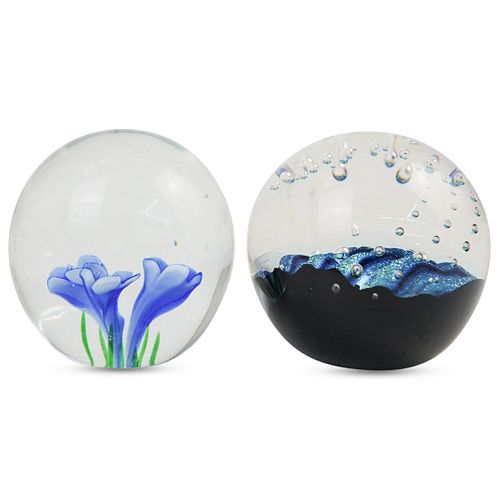  2 PC ART GLASS PAPERWEIGHTS SETDESCRIPTION  39046a