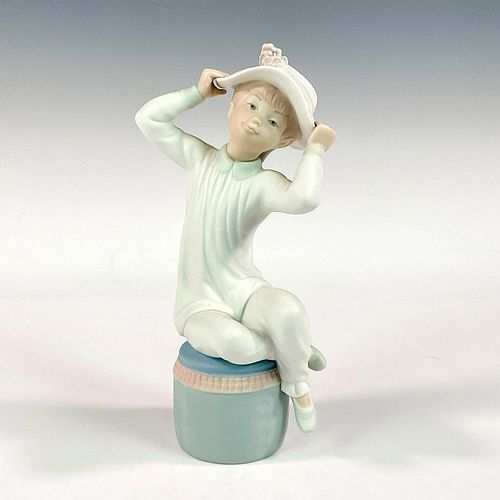 GIRL WITH BONNET 1011147 - LLADRO