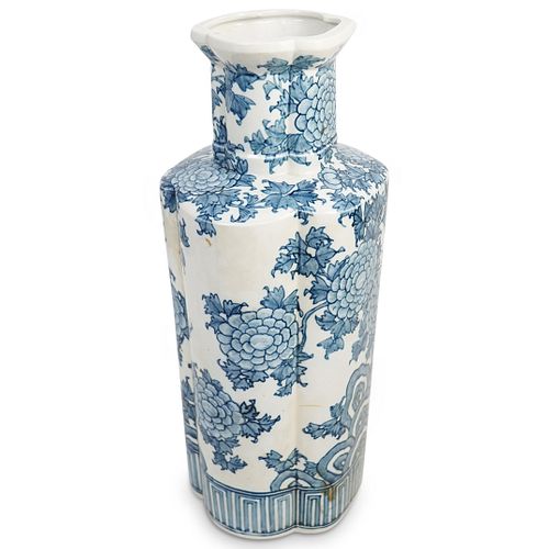 CHINESE BLUE AND WHITE PORCELAIN VASEDESCRIPTION: