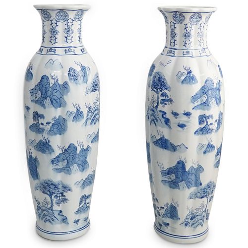 PAIR OF CHINESE BLUE & WHITE PORCELAIN