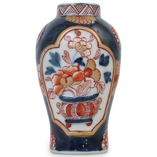 JAPANESE IMARI PORCELAIN VASEDESCRIPTION: