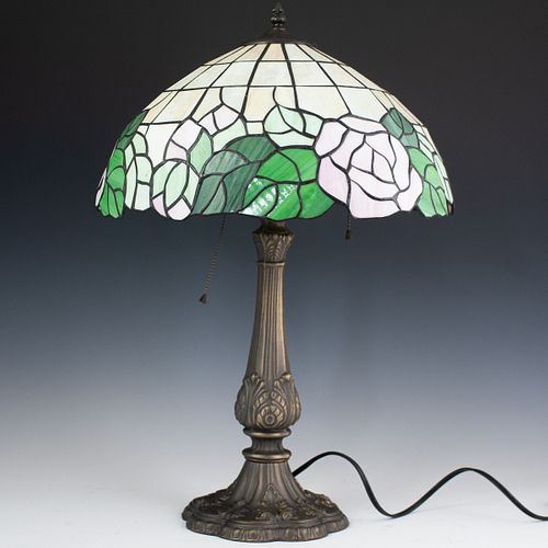 TIFFANY STYLE STAINED GLASS LAMPDESCRIPTION: