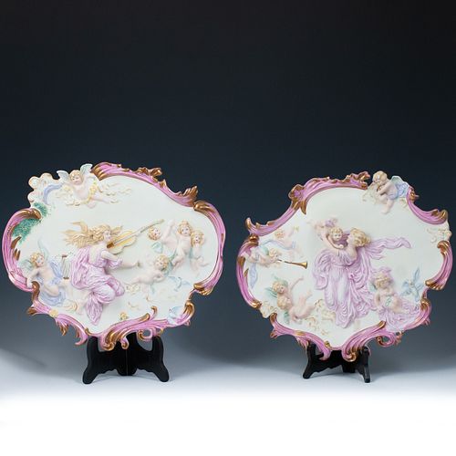 PAIR OF CONTINENTAL PORCELAIN PLAQUESDESCRIPTION: