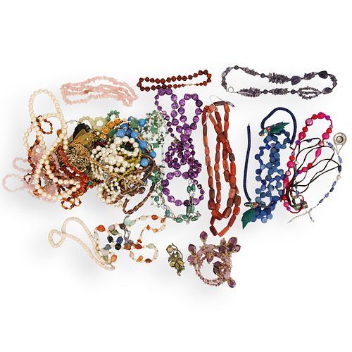 (35 PC) LOT OF COSTUME JEWELRYDESCRIPTION: