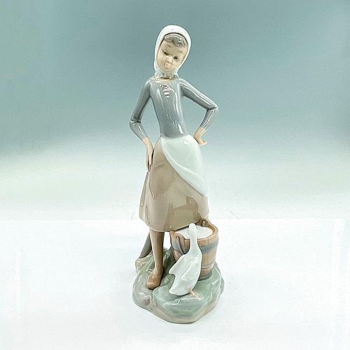 GIRL WITH MILK PAIL 1004682 - LLADRO