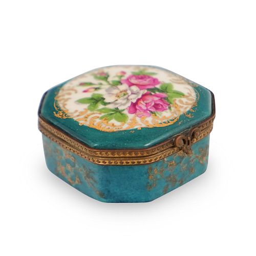 LIMOGES PORCELAIN JEWELRY BOXDESCRIPTION: