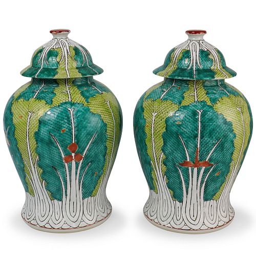 PAIR OF CHINESE DECORATED LIDDED