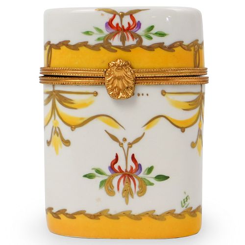 LIMOGES PORCELAIN TRINKET BOXDESCRIPTION: