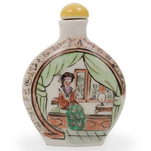 CHINESE PORCELAIN SNUFF BOTTLEDESCRIPTION: