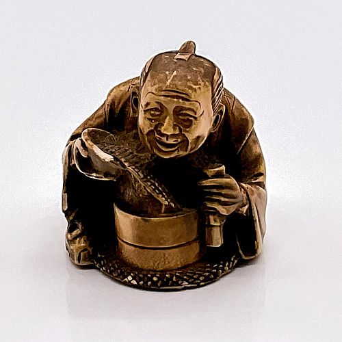 JAPANESE RESIN FIGURINE OF A FAMERCarved