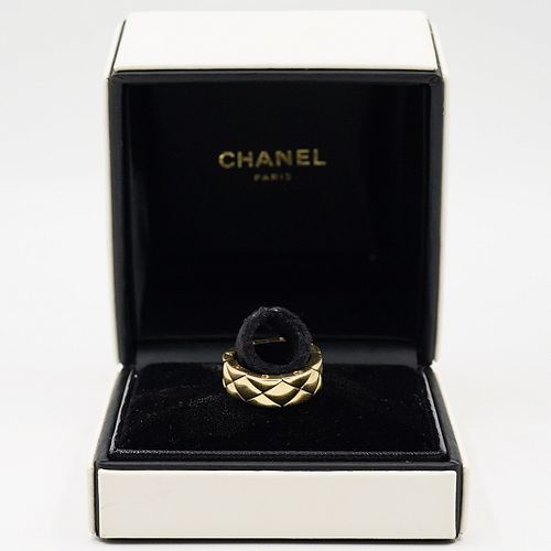 CHANEL MATELASSE 18K GOLD BANDDESCRIPTION: