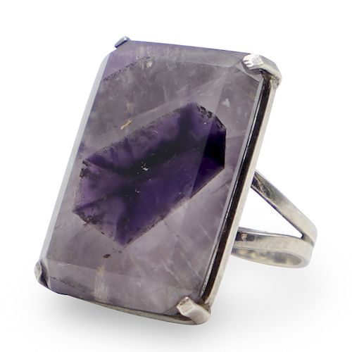 STERLING SILVER AND AMETHYST RINGDESCRIPTION: