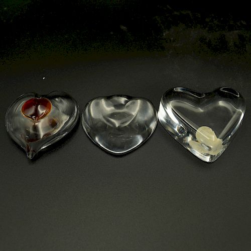 (3 PC) LOT OF CRYSTAL HEART PAPERWEIGHTSDESCRIPTION:
