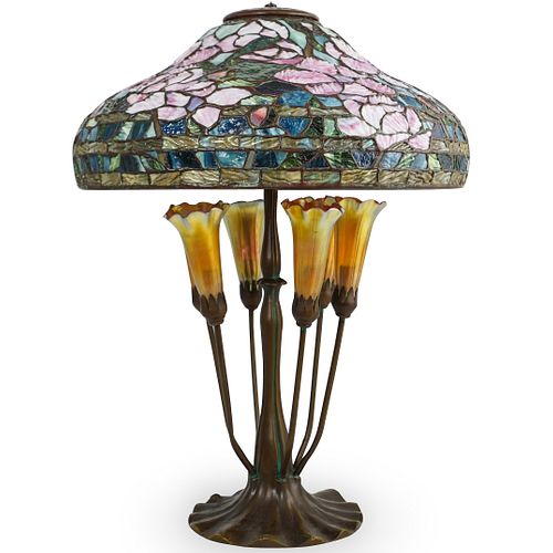 TIFFANY STYLE STAINED GLASS LAMPDESCRIPTION: