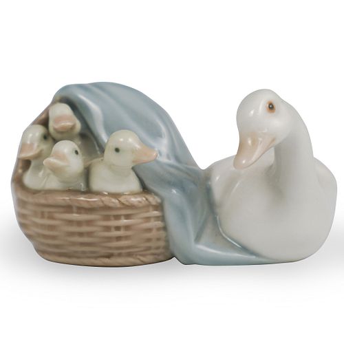 LLADRO PORCELAIN DUCKSDESCRIPTION: