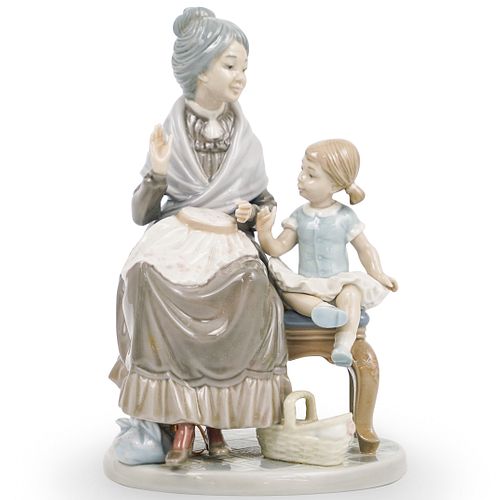 LLADRO "TIME WITH GRANNY" FIGURINEDESCRIPTION: