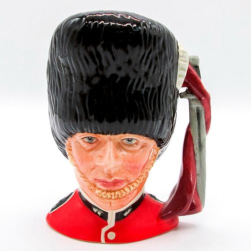 GUARDSMAN D6771 - SMALL - ROYAL DOULTON