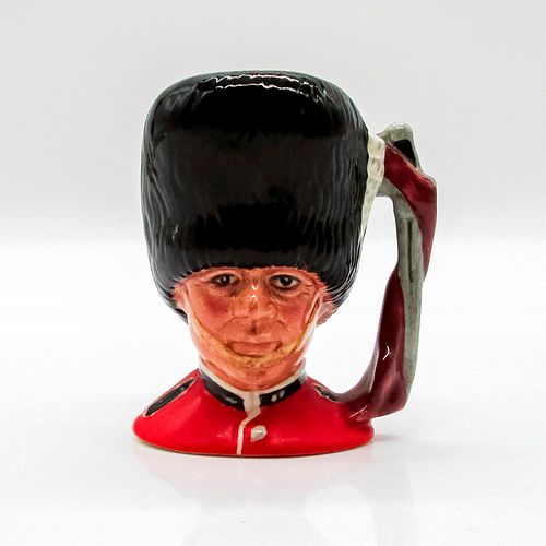 GUARDSMAN D6772 - MINI - ROYAL DOULTON