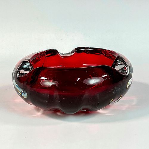 VINTAGE RUBY RED ART GLASS ASHTRAYA 393c24