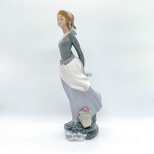 WIND BLOWN GIRL 1004922 - LLADRO