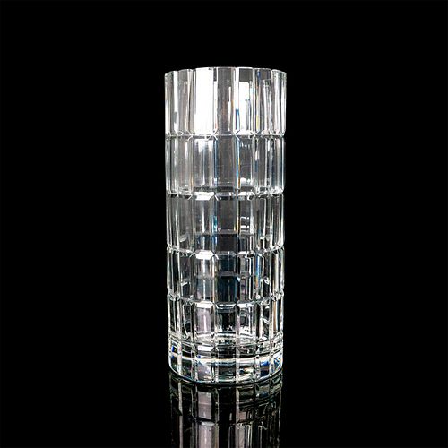 VINTAGE TALL CRYSTAL VASEIn clear coloration,