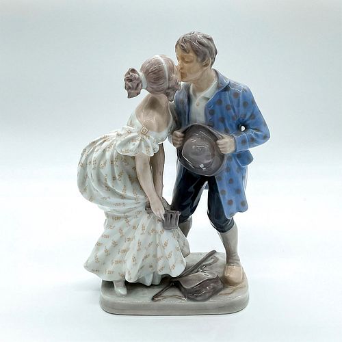 ROYAL COPENHAGEN PORCELAIN FIGURINE  3945fc