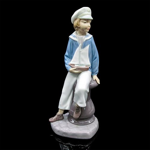 BOY WITH YACHT 1004810 - LLADRO