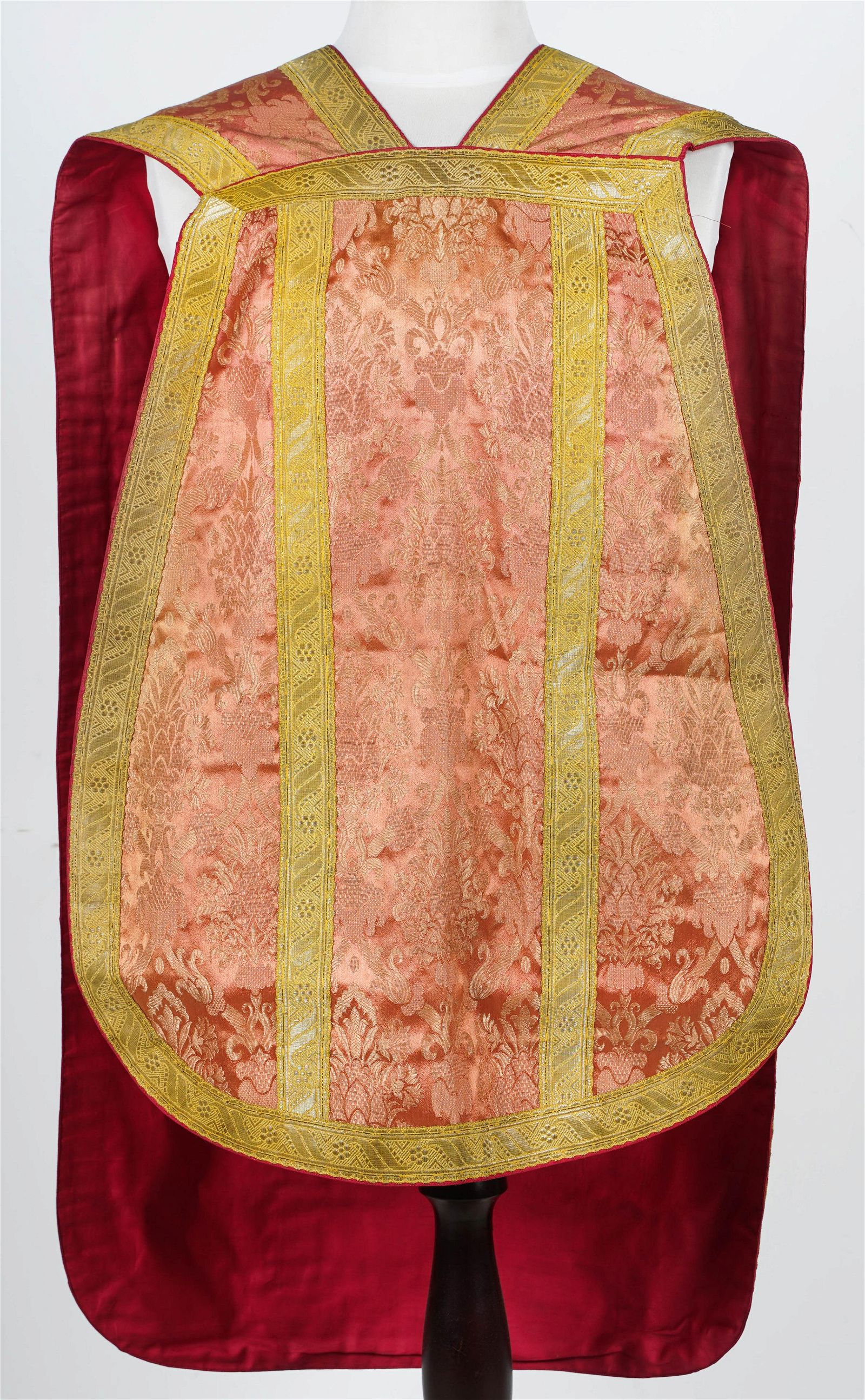 CONTINENTAL RED SILK CHASUBLEof 3973ce