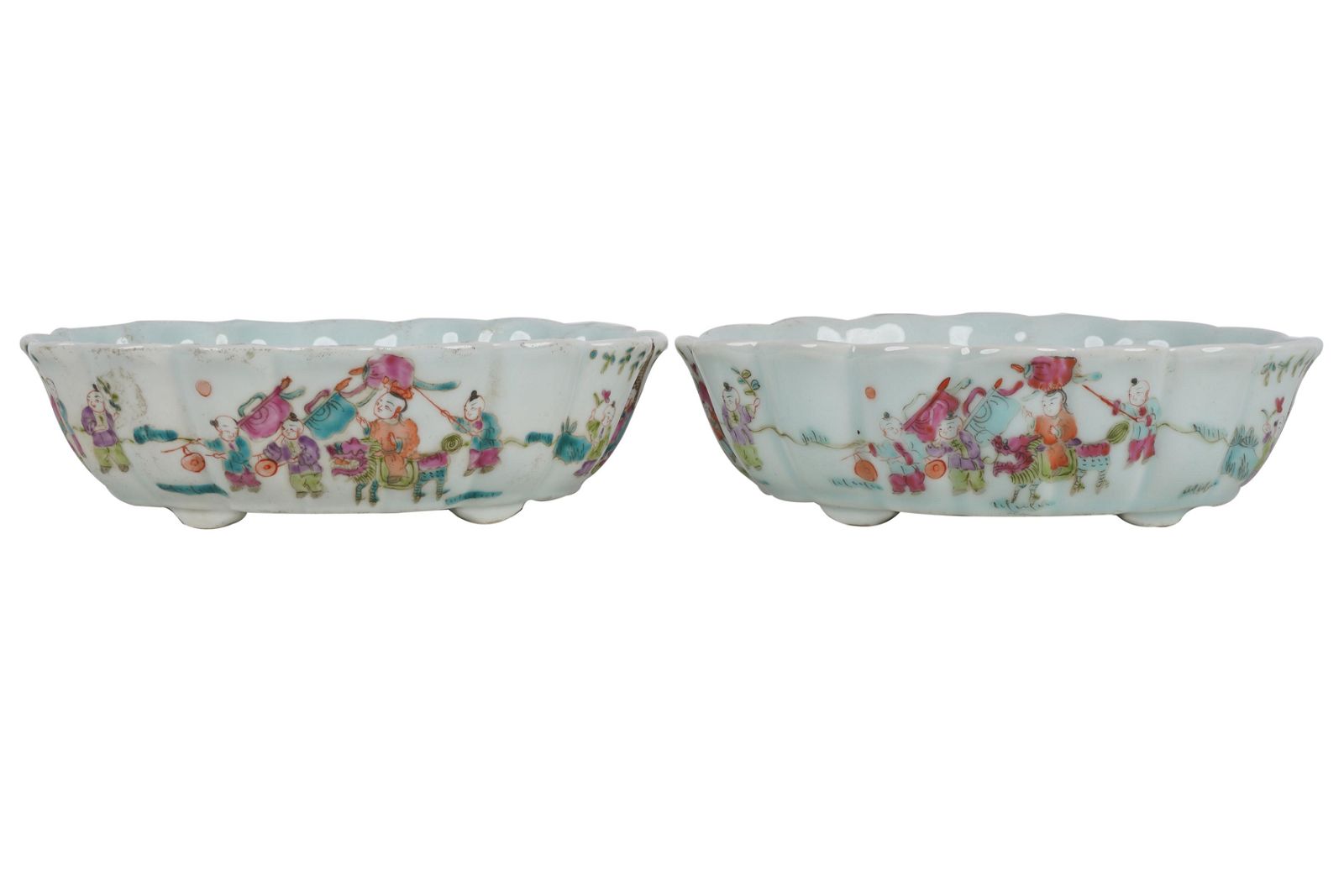 PAIR OF CHINESE PORCELAIN FOOTED 397484