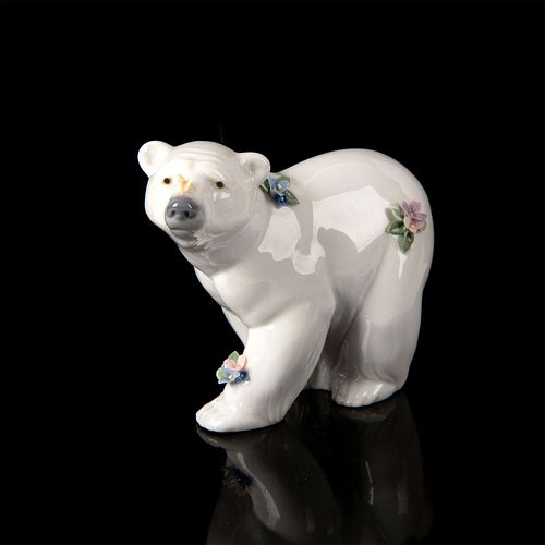 ATTENTIVE POLAR BEAR WITH FLOWERS
