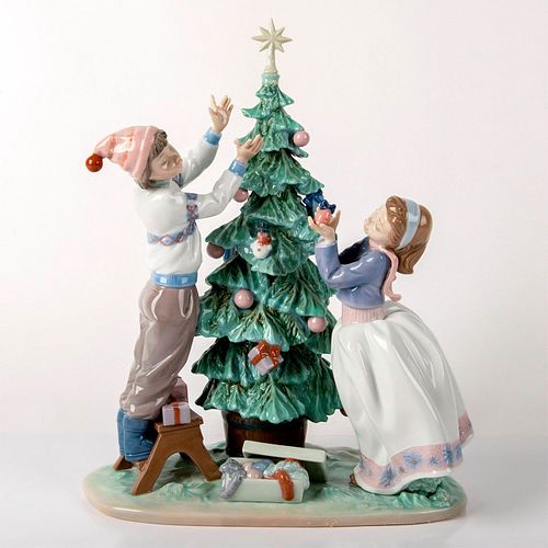 TRIMMING THE TREE 1005897 - LLADRO PORCELAIN