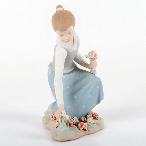 GIRL WITH FLOWERS 1011172 - LLADRO