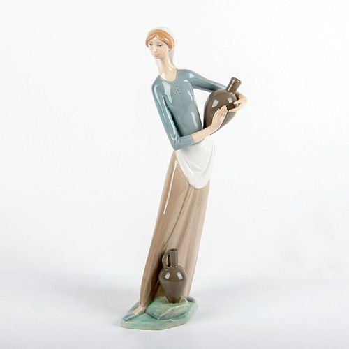 GIRL WITH JUGS 1004875 - LLADRO