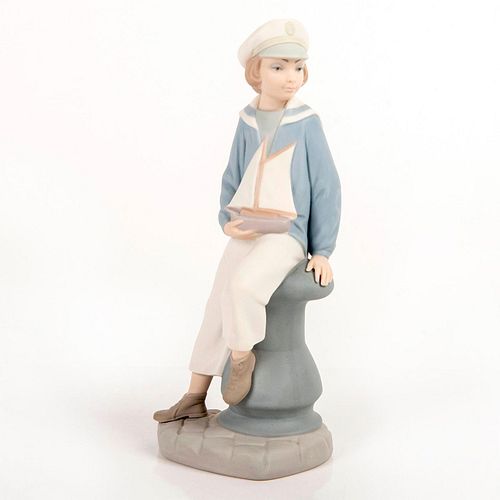 BOY WITH YACHT 1014810 - LLADRO