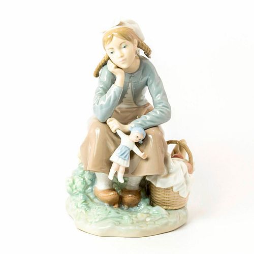 GIRL WITH DOLL 1001211 - LLADRO