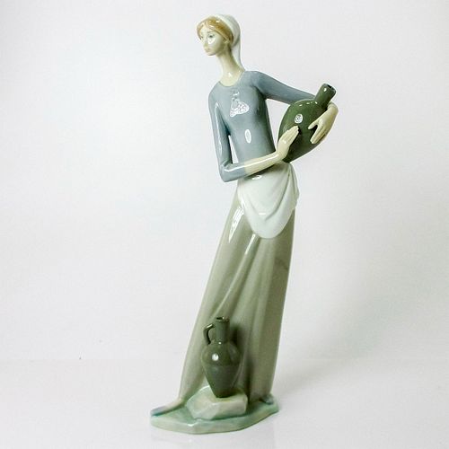 GIRL WITH JUGS 1004875 LLADRO 396130