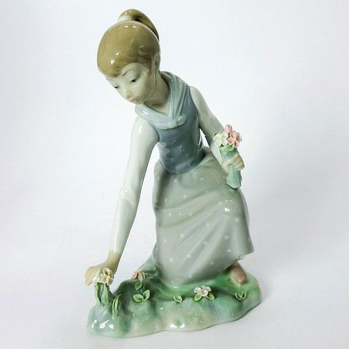 GIRL WITH FLOWERS 1001172 - LLADRO