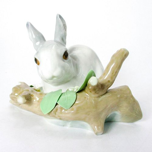 RABBIT EATING (GREY) 1004773 -