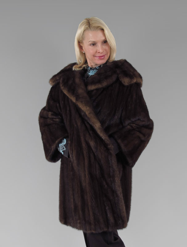 DARK BROWN MINK COAT: The collar is