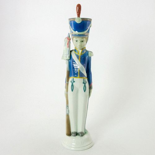 SOLDIER WITH FLAG 1001165 - LLADRO